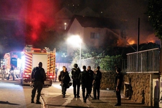  10月29日，在以色列北部城市謝莫納，以軍士兵和急救人員在一處被火箭彈擊中的現(xiàn)場(chǎng)執(zhí)勤。新華社發(fā)（阿亞爾·馬爾戈林?jǐn)z/基尼圖片社）