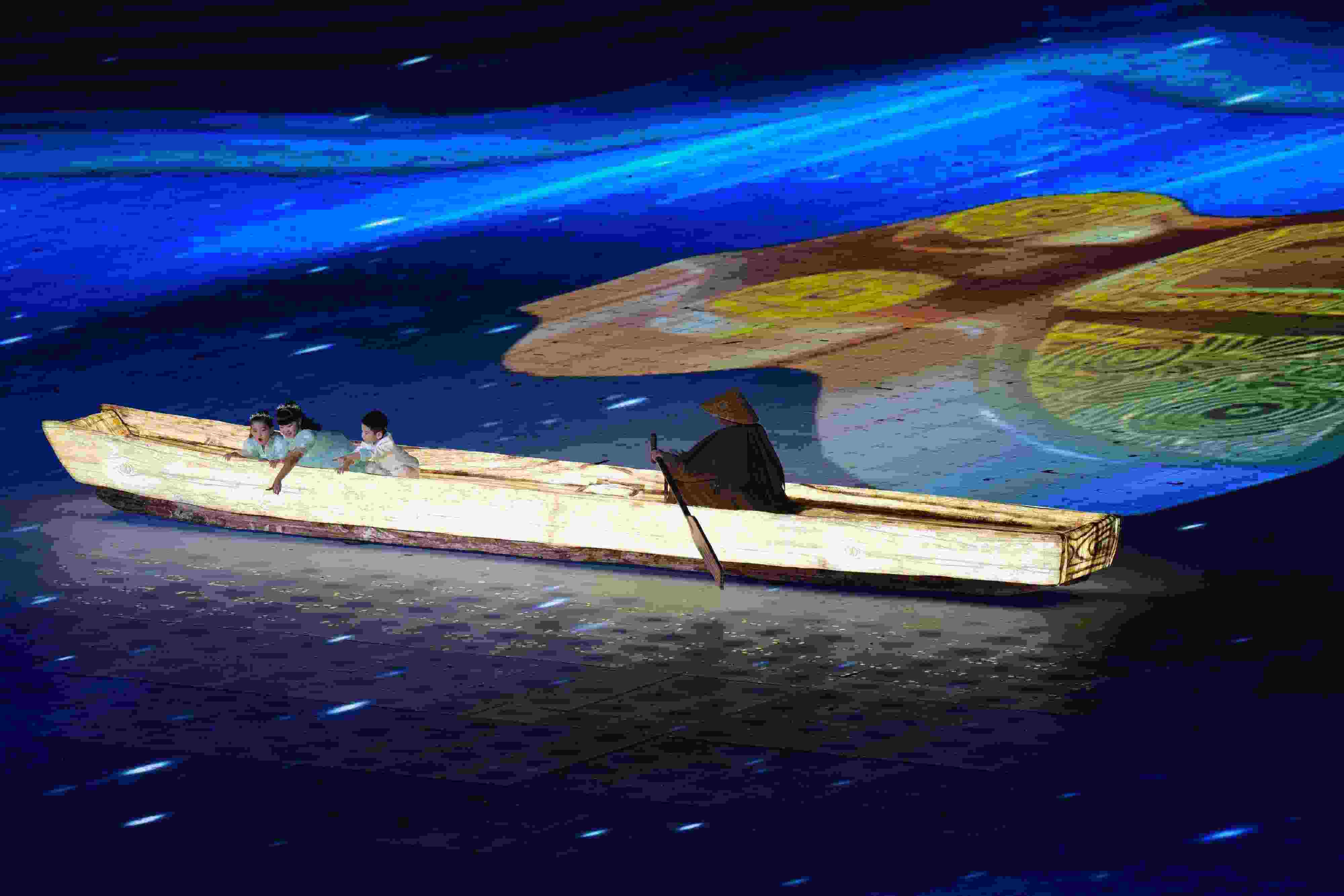 △2023年10月28日，杭州亞殘運(yùn)會(huì)閉幕式上的“中華第一舟”。