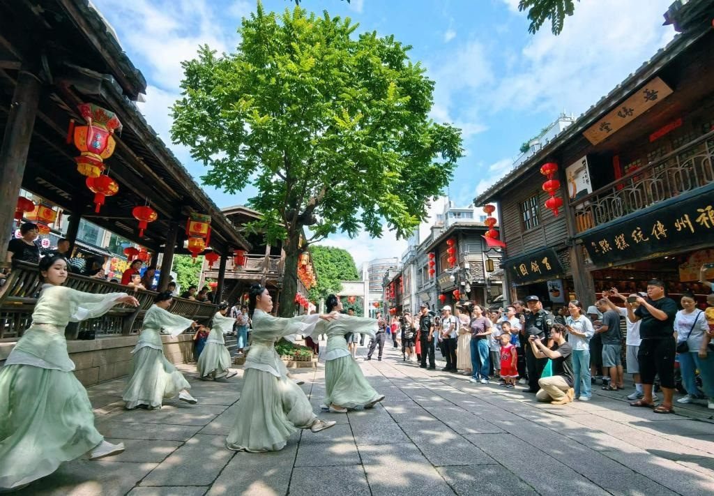 國(guó)慶節(jié)期間，福州市三坊七巷歷史文化街區(qū)上演《尋夢(mèng)閩都》快閃。新華社發(fā)
