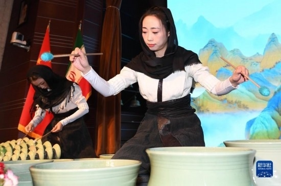 10月30日，演員在伊朗德黑蘭伊朗國家藝術(shù)科學院舉行的“青風海上來”浙江青瓷巡禮開幕式暨“萬象中國·天下寧波”寧波文旅推介會開幕式上表演。新華社記者 沙達提 攝