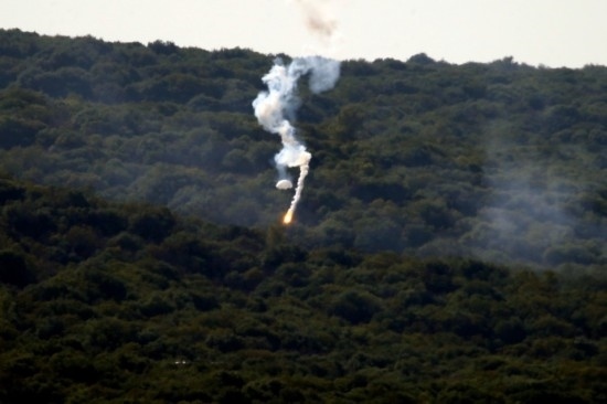 10月28日，閃光彈落在黎巴嫩納古拉樹(shù)林中燃起濃煙。新華社發(fā)（阿里·哈希紹攝）
