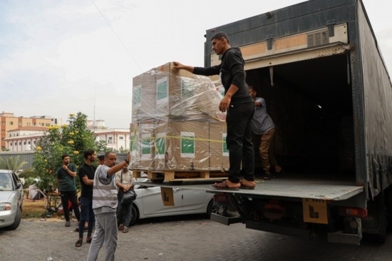  10月29日，工作人員在加沙地帶南部城市汗尤尼斯的一家醫(yī)院搬運(yùn)醫(yī)療援助物資。新華社發(fā)（里澤克·阿卜杜勒賈瓦德攝）