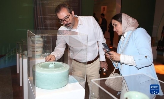 10月30日，人們在伊朗德黑蘭伊朗國家藝術(shù)科學院觀看展出的展品。新華社記者 沙達提 攝