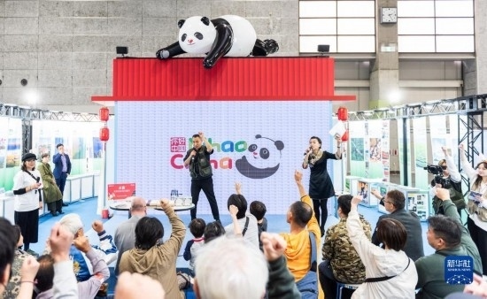  10月29日，游客在日本大阪國際會展中心中國館參與中國旅游知識問答活動(dòng)。新華社發(fā)（中國駐大阪旅游辦事處供圖）