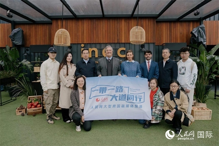 在烏拉圭第118屆普拉多牧農(nóng)業(yè)國際博覽會上，烏拉圭國家肉類協(xié)會主席與人民網(wǎng)記者合影。人民網(wǎng)記者 張若涵攝