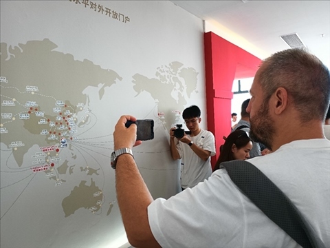 來自波黑的法魯克·博里奇用手機(jī)記錄廣州港可以通達(dá)到的世界城市與地區(qū)。石青川 攝