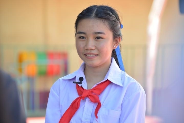 蓬批灣結(jié)束中國之行返回老撾后接受記者采訪。