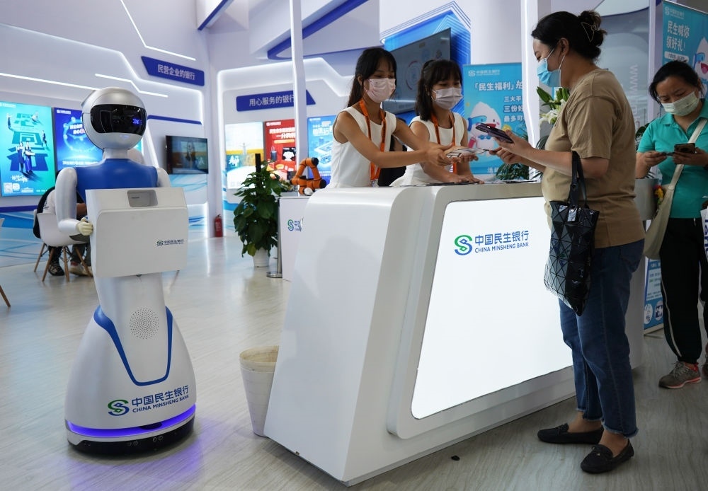 2022年9月4日，在服貿(mào)會首鋼園區(qū)金融服務(wù)專題展上，參觀者在中國民生銀行展臺咨詢金融業(yè)務(wù)。新華社記者 金皓原 攝