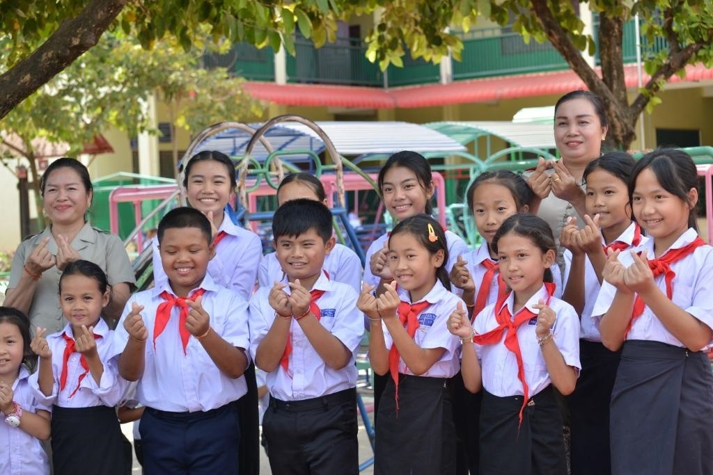 在采訪中，中老友好農(nóng)冰村小學師生為老中友誼“比心”。