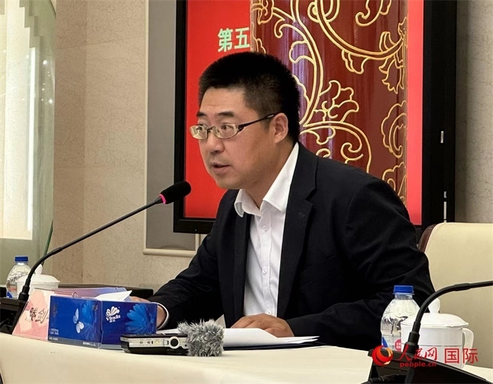 10月31日，歐美同學(xué)會副秘書長滕劍峰在第五屆中法文化論壇媒體吹風(fēng)會上講話。（人民網(wǎng) 謝瑩攝）