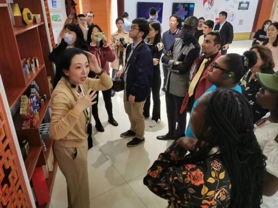 2023“一帶一路”媒體合作論壇聯(lián)合采訪團(tuán)參觀仁和863科技園產(chǎn)品展示區(qū)。（本報(bào)記者 黃超攝）