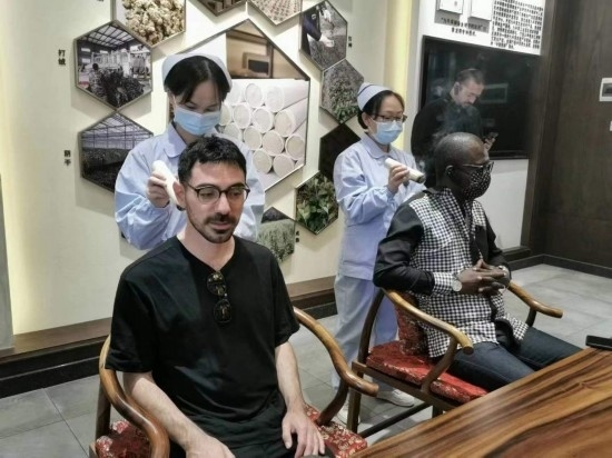 2023“一帶一路”媒體合作論壇聯(lián)合采訪團(tuán)團(tuán)員在九牛草展示館體驗(yàn)艾灸。（本報(bào)記者 黃超攝）