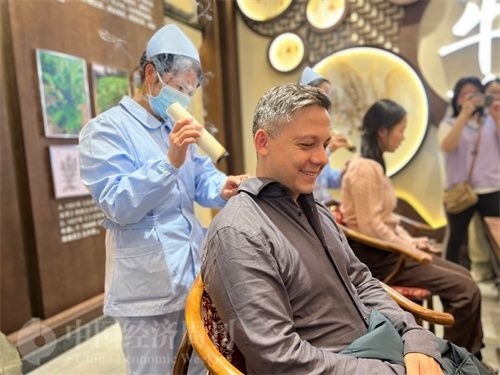  （外媒記者體驗艾灸。中國經濟周刊記者 郭志強 攝）