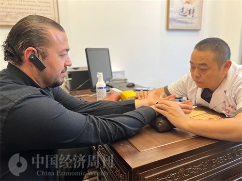  （外媒記者走進中醫(yī)堂，問診中醫(yī)名師。中國經濟周刊記者 郭志強攝）