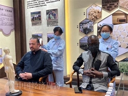  （外媒記者爭先恐后體驗艾灸，直呼神奇。中國經濟周刊記者 郭志強 攝）