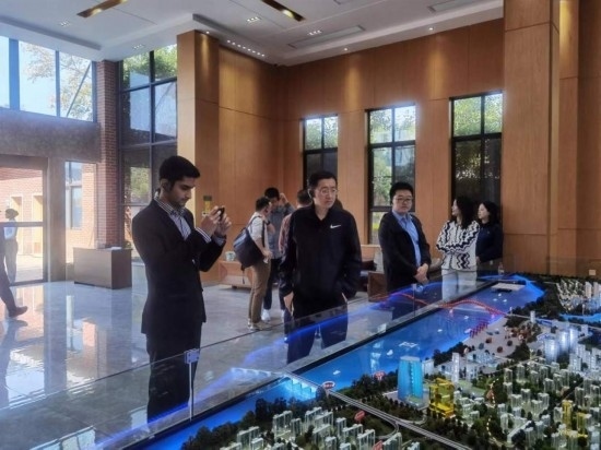 10月24日，2023“一帶一路”媒體合作論壇聯(lián)合采訪團(tuán)團(tuán)員在清水塘投資集團(tuán)招商服務(wù)中心參觀。本報(bào)記者 常雯宜攝