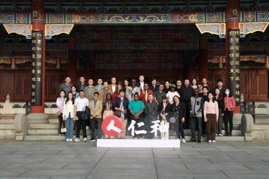 2023“一帶一路”媒體合作論壇聯(lián)合采訪團(tuán)參觀仁和集團(tuán)。（受訪者供圖）