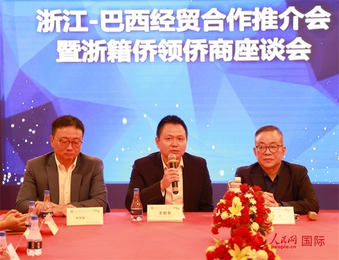 中國駐里約代總領(lǐng)事王尉育（中）在活動(dòng)中致辭。人民網(wǎng)記者 陳海琪攝