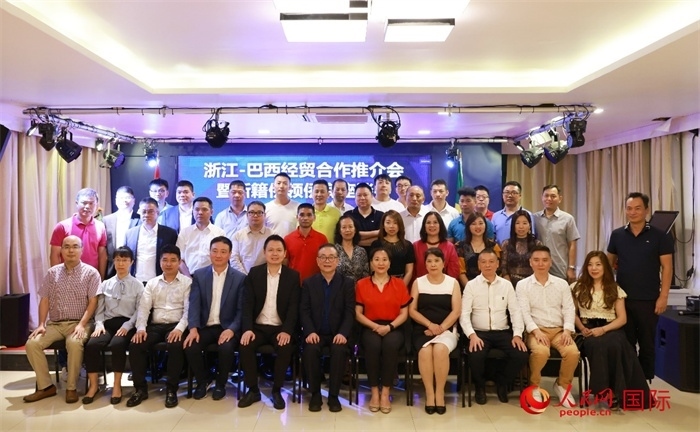 與會(huì)嘉賓合影。人民網(wǎng)記者 陳海琪攝