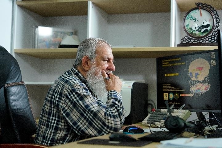 10月31日，古巴科學(xué)家裴德樂在電子科技大學(xué)做科研。