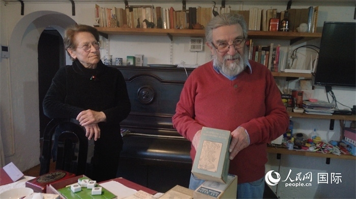 艾麗西亞·奧夫雷貢（左）和馬里奧·帕佐斯向記者展示家中收藏的西班牙語版《紅樓夢(mèng)》。人民網(wǎng)記者 張若涵攝