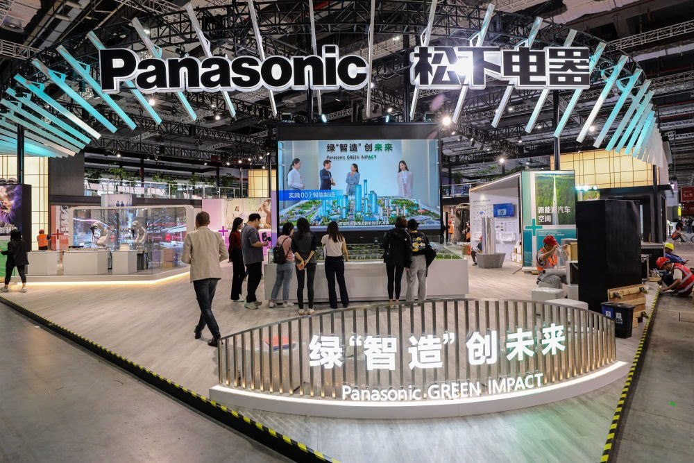 2023年11月2日，工作人員在進(jìn)博會(huì)松下電器展位做準(zhǔn)備工作。新華社記者 辛夢晨 攝