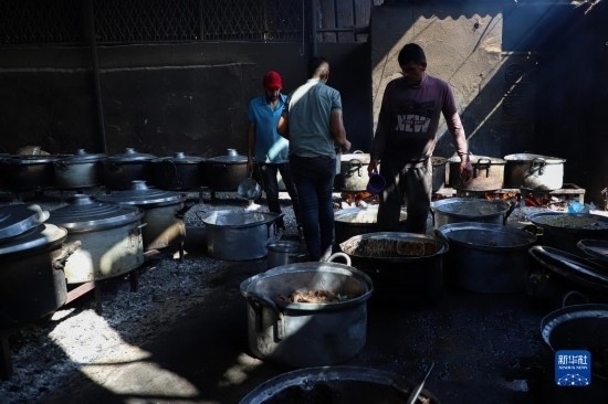 11月3日，在加沙地帶南部城市拉法，人們在煤氣中斷后用柴火做飯。新華社發(fā)（里澤克·阿卜杜勒賈瓦德攝）