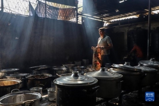 11月3日，在加沙地帶南部城市拉法，人們在煤氣中斷后用柴火做飯。新華社發(fā)（里澤克·阿卜杜勒賈瓦德攝）