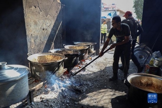 11月3日，在加沙地帶南部城市拉法，人們在煤氣中斷后用柴火做飯。新華社發(fā)（里澤克·阿卜杜勒賈瓦德攝）