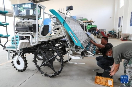 11月4日，技術(shù)員在南通市通州區(qū)十總鎮(zhèn)育民村農(nóng)場保養(yǎng)無人插秧機設(shè)備。