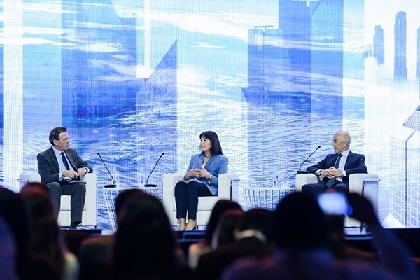 牛津大學研究全球化與發(fā)展問題的教授伊恩·戈爾丁（右一）表示，全球格局的變化是結(jié)構(gòu)性的，各國特別是西方國家必須順應變化。迪拜商會供圖