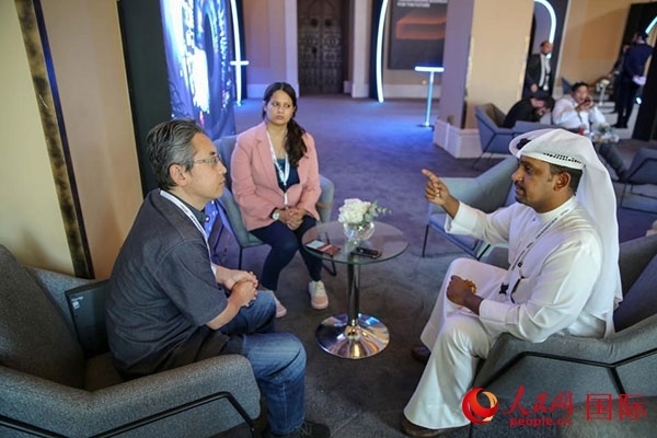 人民網(wǎng)記者采訪迪拜創(chuàng)新企業(yè)家索萊曼·里法伊（右一），索萊曼表示期待加強與中方合作。人民網(wǎng) 塔里克·易卜拉欣 攝