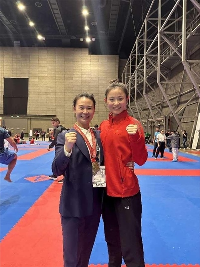 教練李紅（左）與龔莉（右）在2023年匈牙利布達(dá)佩斯世界空手道錦標(biāo)賽上合影。受訪者供圖