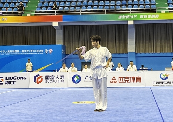 11月6日，第一屆全國學(xué)生（青年）運(yùn)動會武術(shù)套路（大學(xué)組）男子自選劍術(shù)比賽中。人民網(wǎng)記者 歐興榮攝