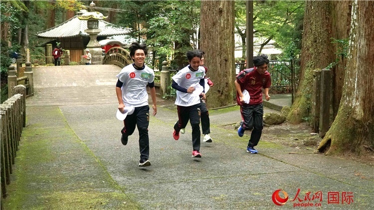 中日青少年在百年古剎里奔跑，揮灑青春的汗水。人民網(wǎng) 蔣曉辰攝