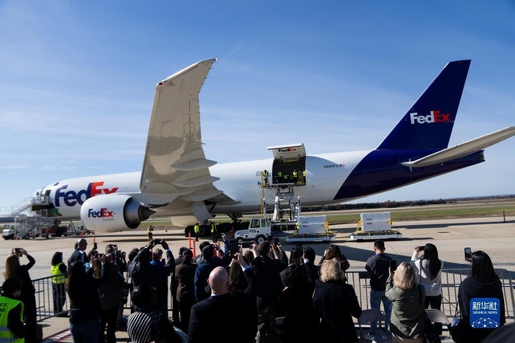 11月8日，在美國弗吉尼亞州的華盛頓杜勒斯國際機場，裝有大熊貓的特制“旅行包廂”準(zhǔn)備運上專機。新華社記者劉杰攝