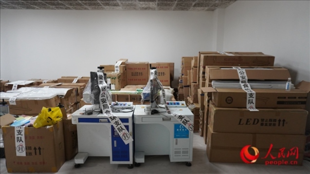 查封的假冒品牌燈具等。人民網(wǎng) 肖聰聰 攝