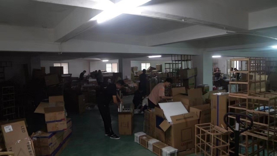 查處倉庫現(xiàn)場。重慶市梁平區(qū)公安局供圖。