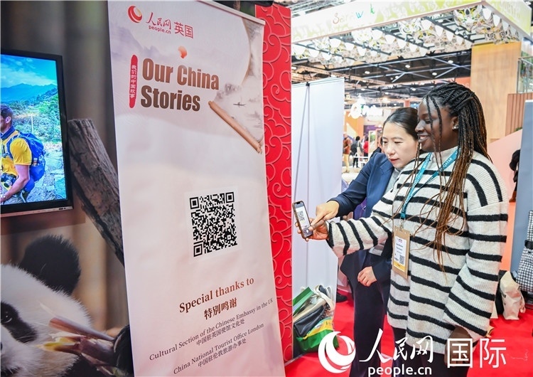 觀眾掃碼《我們的中國故事》系列視頻。人民網(wǎng) 郭錦標(biāo)攝