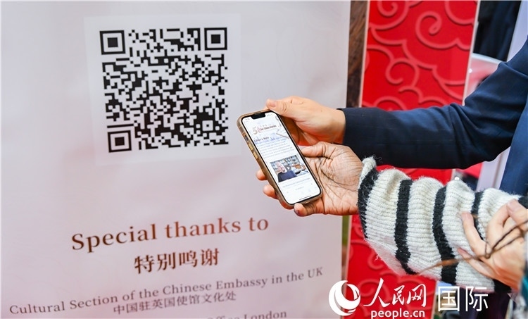 觀眾掃碼《我們的中國故事》系列視頻。人民網(wǎng) 郭錦標(biāo)攝