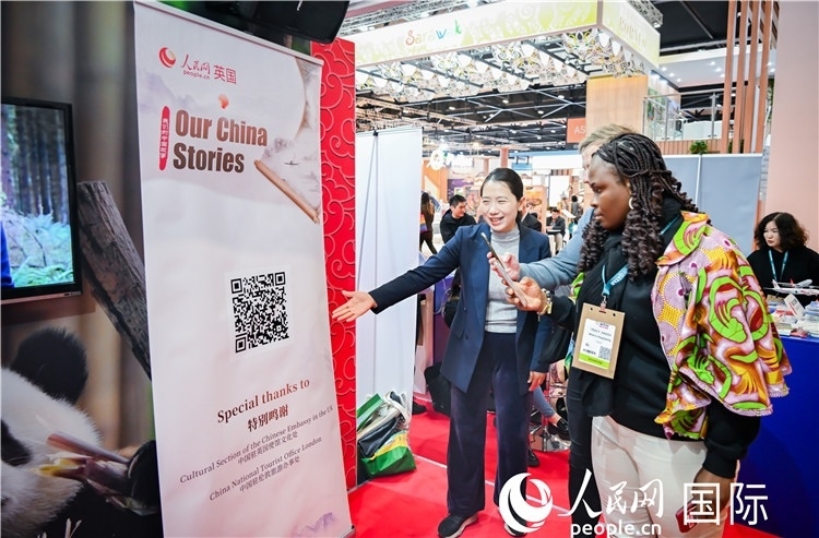 觀眾掃碼《我們的中國故事》系列視頻。人民網(wǎng) 郭錦標(biāo)攝