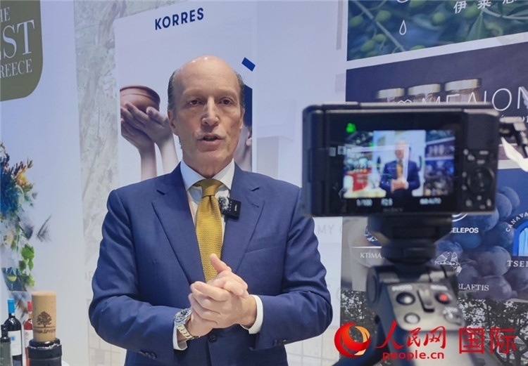 希華集團(tuán)創(chuàng)始人兼首席執(zhí)行官甘德密先生接受采訪。人民網(wǎng) 殷韜攝