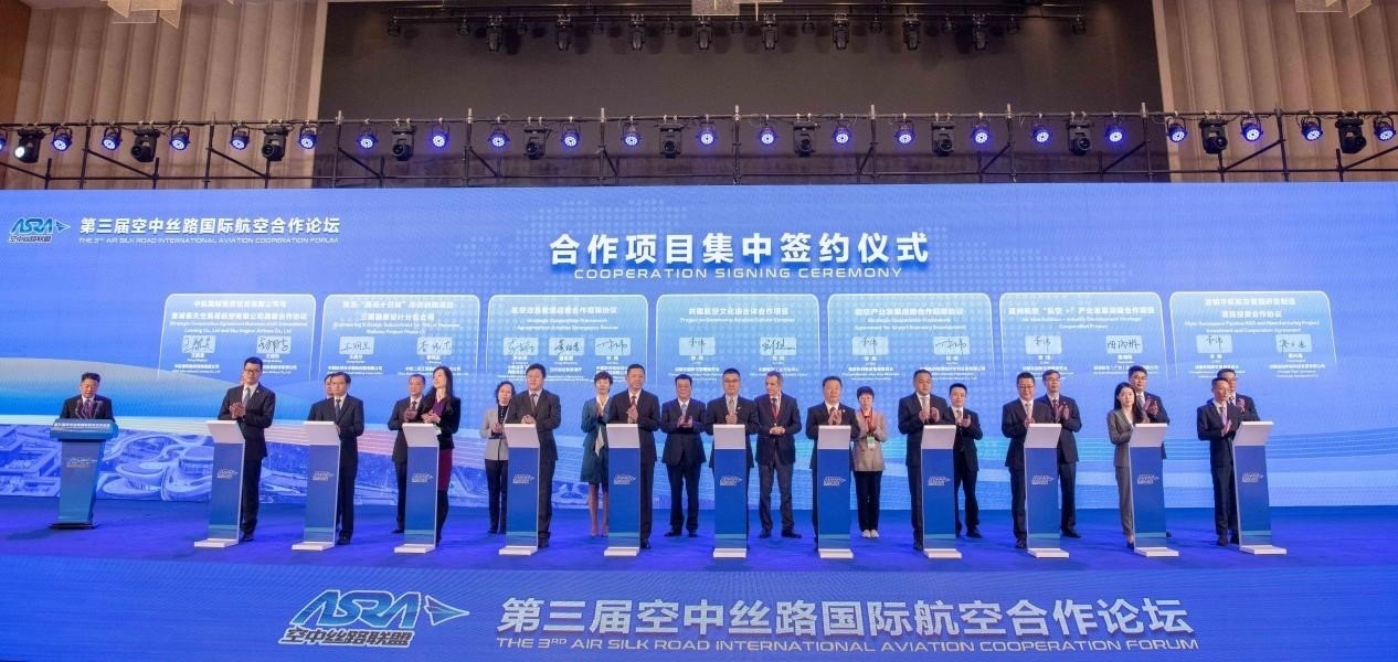 圖為7個(gè)國(guó)內(nèi)外合作項(xiàng)目現(xiàn)場(chǎng)簽約。人民網(wǎng)記者 唐宋攝