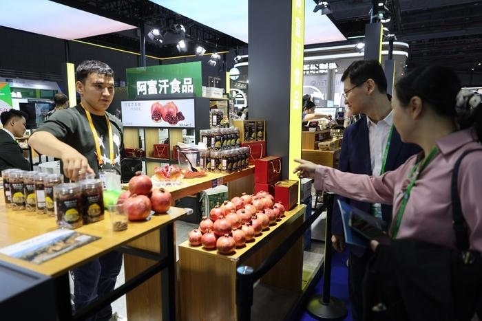 11月6日，在第六屆進(jìn)博會(huì)食品及農(nóng)產(chǎn)品展區(qū)，阿富汗食品吸引參展人員。