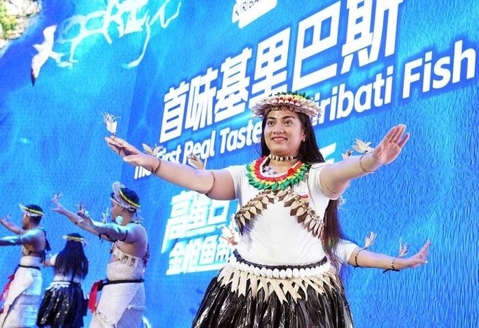 11月8日，來(lái)自基里巴斯的參展人員在基里巴斯水產(chǎn)品推介活動(dòng)上表演。