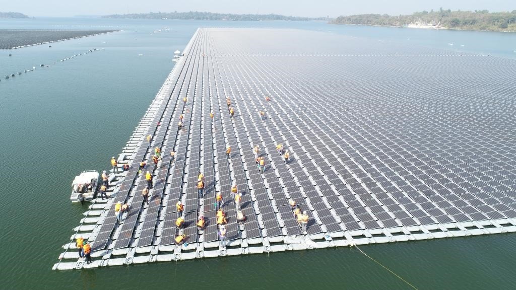 2021年1月23日，施工人員檢查泰國烏汶府詩琳通大壩綜合浮體光伏項目的太陽能板安裝情況。新華社發(fā)（泰國國家電力局項目組供圖）
