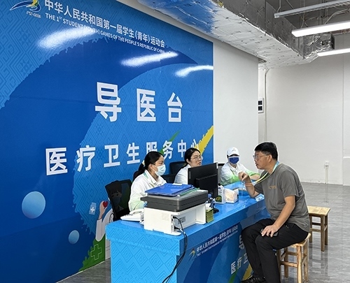 村內(nèi)住客在醫(yī)療衛(wèi)生服務(wù)中心導(dǎo)醫(yī)臺(tái)問診。人民網(wǎng)記者 歐興榮攝