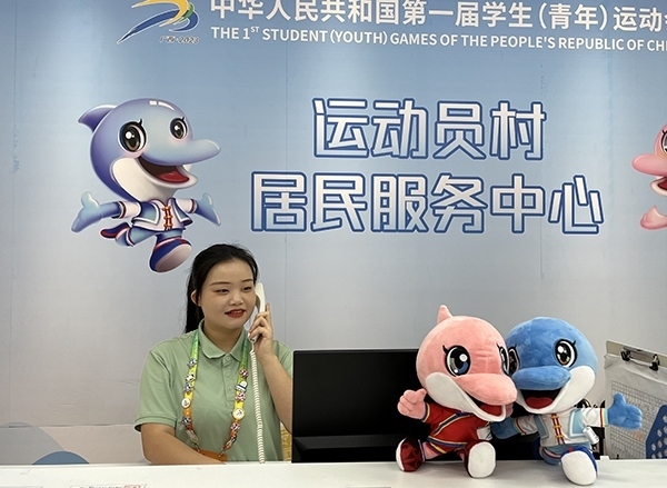 朱珊妮在接聽住宿服務(wù)中心的熱線電話。人民網(wǎng)記者 歐興榮攝