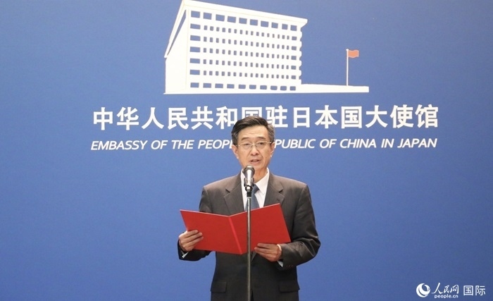 中國駐日本大使館教育處公使銜參贊杜柯偉宣讀獲獎人員名單。人民網(wǎng) 許可攝