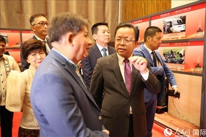 論壇期間配套舉行“‘?dāng)[脫貧困之路’——寧德扶貧開發(fā)圖片展”。人民網(wǎng)記者樊帆 攝